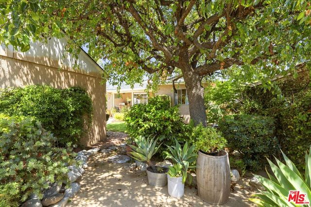 17630 Kittridge Street, Lake Balboa, CA 91406