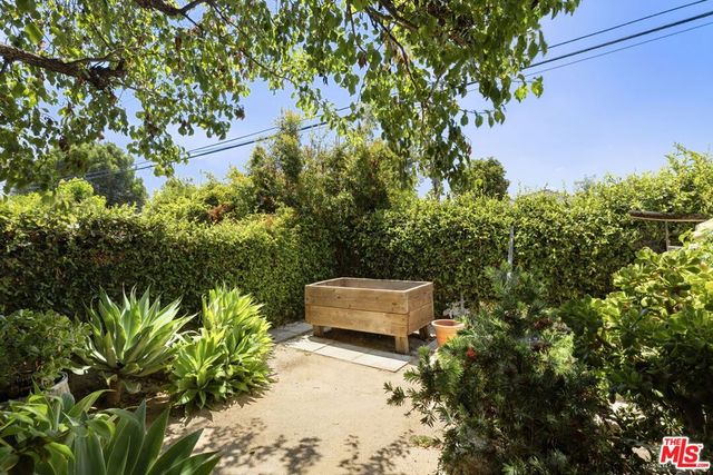 17630 Kittridge Street, Lake Balboa, CA 91406