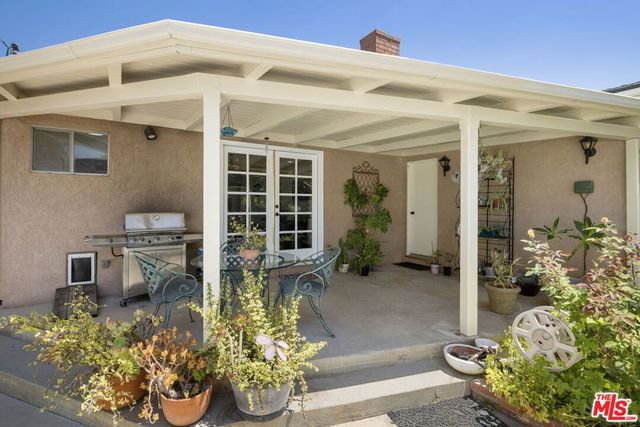 17630 Kittridge Street, Lake Balboa, CA 91406