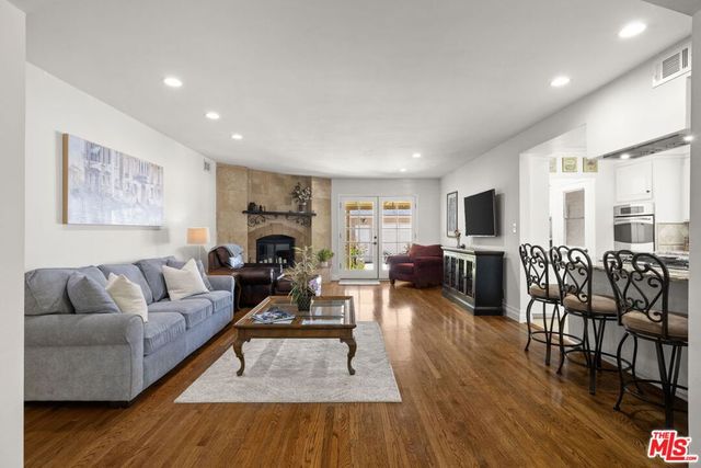 17630 Kittridge Street, Lake Balboa, CA 91406