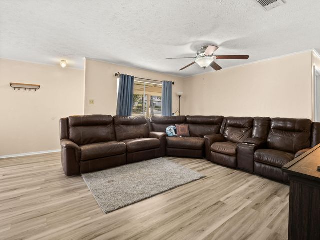 2004 Columbus Cir, Leesville, LA 71446