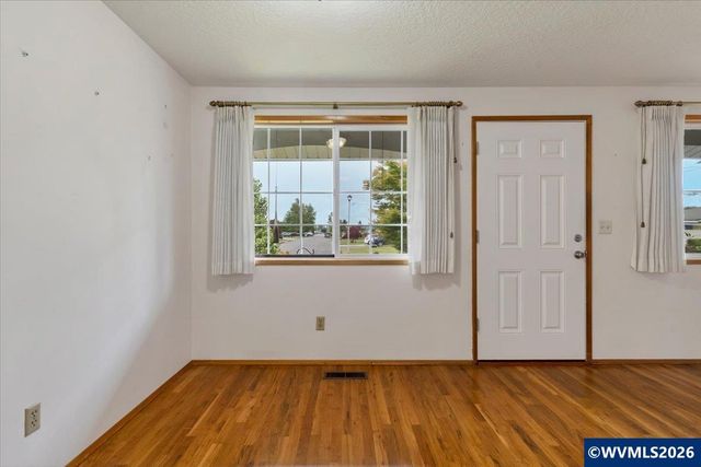 1563 Vanderbeck Ln, Woodburn, OR 97071
