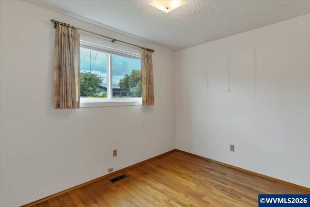 1563 Vanderbeck Ln, Woodburn, OR 97071