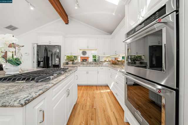 31 Elliot Dr, Pleasant Hill, CA 94523