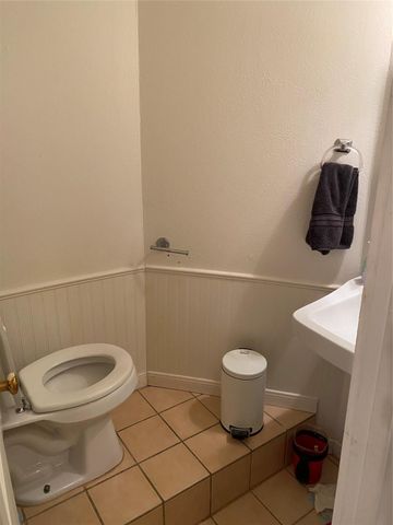 2002 Avenue O, Huntsville, TX 77340