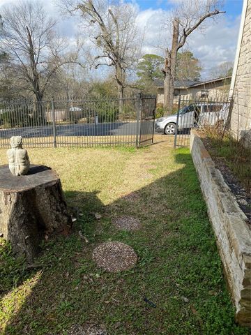 2002 Avenue O, Huntsville, TX 77340