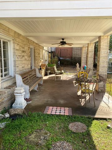 2002 Avenue O, Huntsville, TX 77340