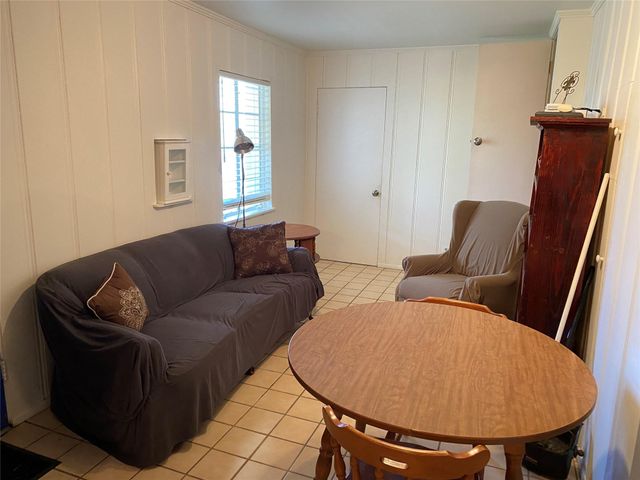 2002 Avenue O, Huntsville, TX 77340