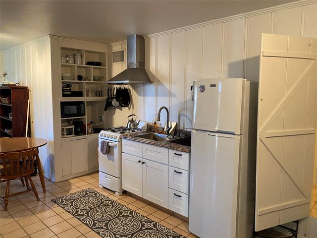 2002 Avenue O, Huntsville, TX 77340