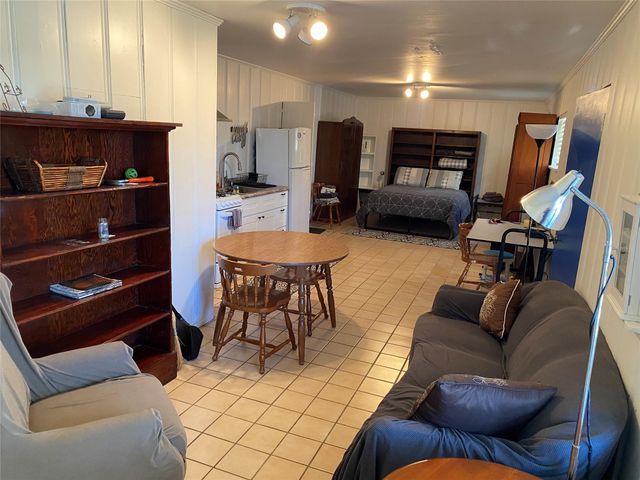 2002 Avenue O, Huntsville, TX 77340