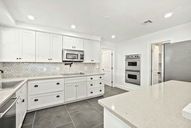 711 SW 25th Place, Boynton Beach, FL 33435