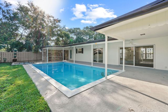 711 SW 25th Place, Boynton Beach, FL 33435