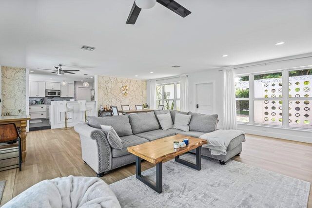 711 SW 25th Place, Boynton Beach, FL 33435