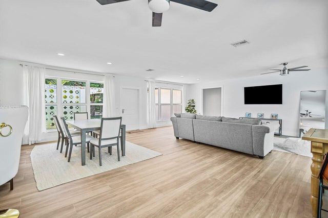 711 SW 25th Place, Boynton Beach, FL 33435