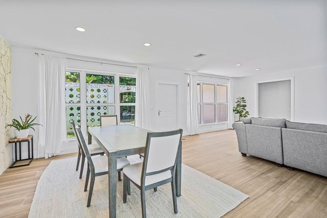 711 SW 25th Place, Boynton Beach, FL 33435