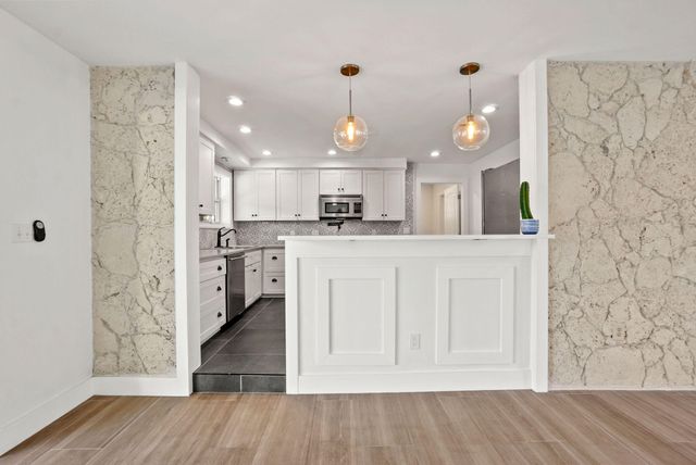 711 SW 25th Place, Boynton Beach, FL 33435