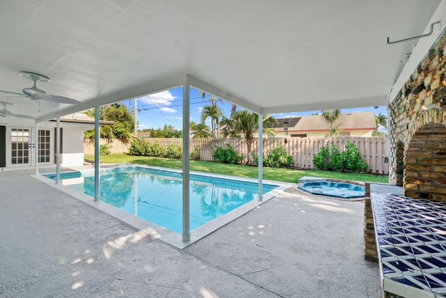 711 SW 25th Place, Boynton Beach, FL 33435