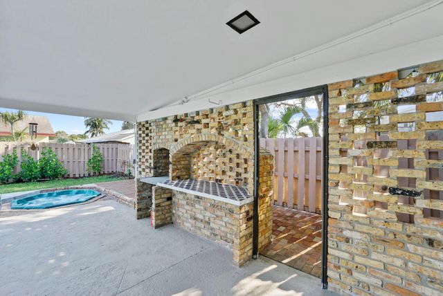 711 SW 25th Place, Boynton Beach, FL 33435