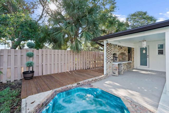 711 SW 25th Place, Boynton Beach, FL 33435