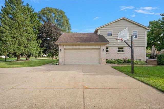 61411 WOODFIELD Way, Washington Twp, MI 48094