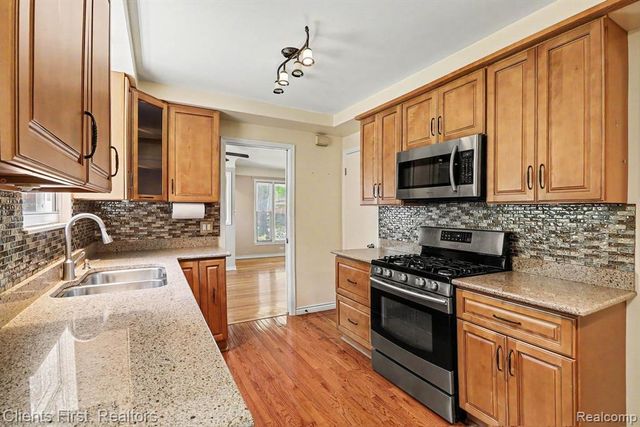 8260 Arnold Street, Dearborn Heights, MI 48127