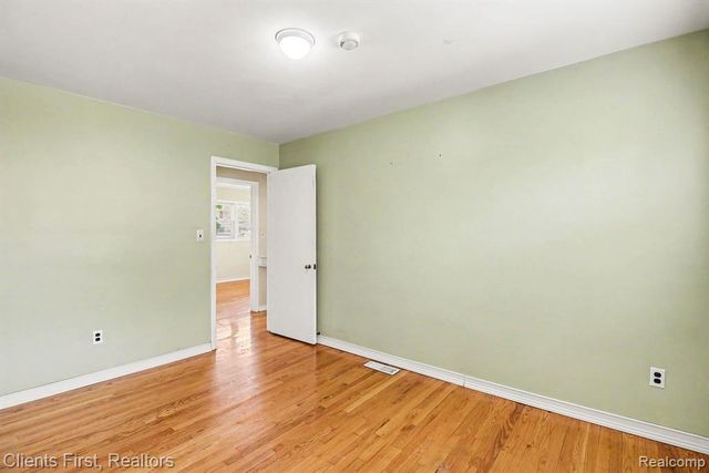 8260 Arnold Street, Dearborn Heights, MI 48127