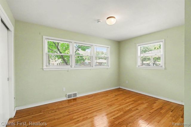 8260 Arnold Street, Dearborn Heights, MI 48127