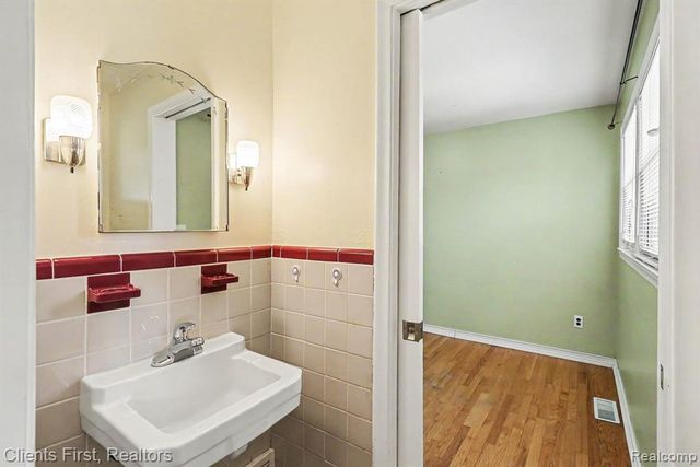 8260 Arnold Street, Dearborn Heights, MI 48127
