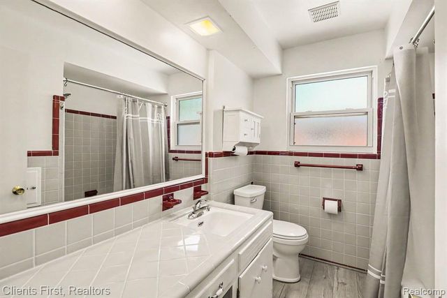 8260 Arnold Street, Dearborn Heights, MI 48127
