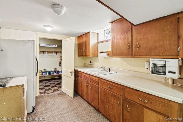 8260 Arnold Street, Dearborn Heights, MI 48127