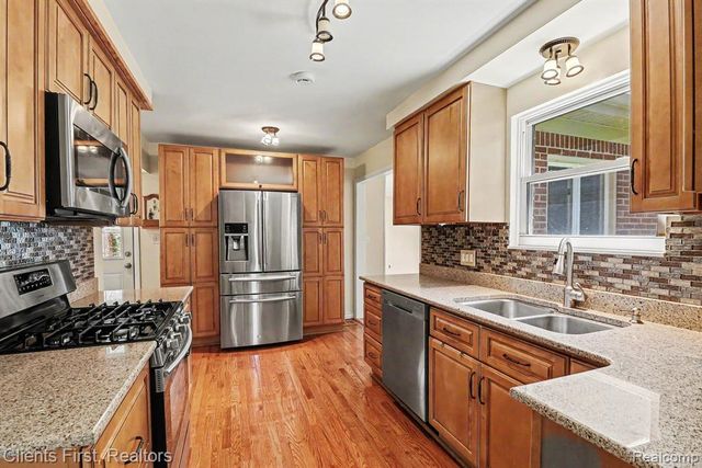 8260 Arnold Street, Dearborn Heights, MI 48127