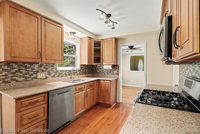 8260 Arnold Street, Dearborn Heights, MI 48127