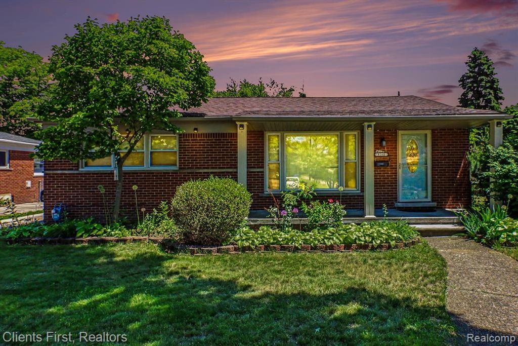 8260 Arnold Street, Dearborn Heights, MI 48127