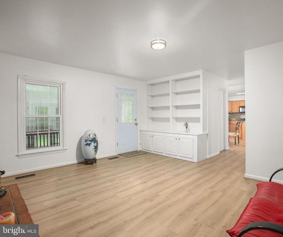 6401 WOLF RUN HUNT CT, Fairfax Station, VA 22039