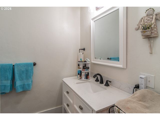 334 Ne NASH St, Roseburg, OR 97470