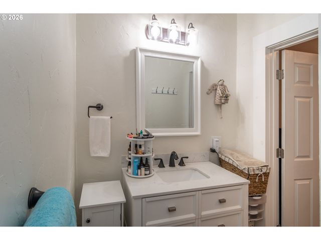 334 Ne NASH St, Roseburg, OR 97470