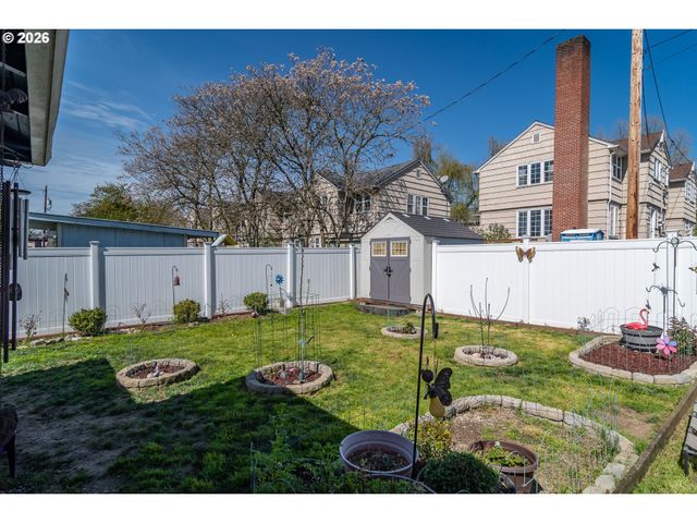 334 Ne NASH St, Roseburg, OR 97470