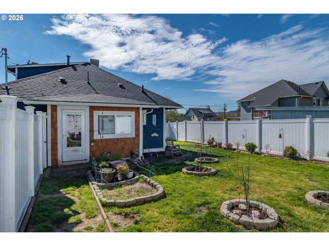 334 Ne NASH St, Roseburg, OR 97470