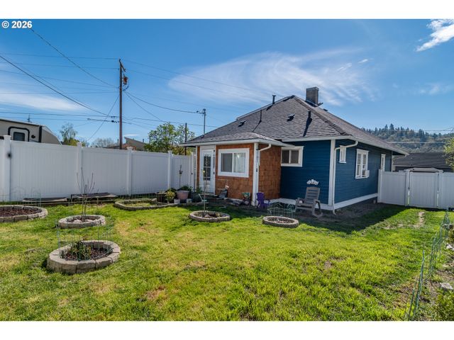 334 Ne NASH St, Roseburg, OR 97470