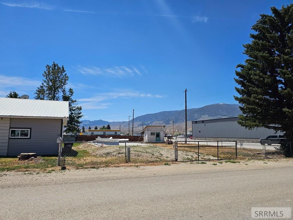 Image 3 of property listing at 1605 Mary St # N, Salmon, ID 83467