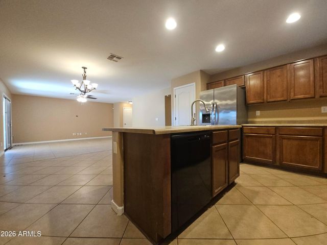 998 W Desert Sky Drive, San Tan Valley, AZ 85143