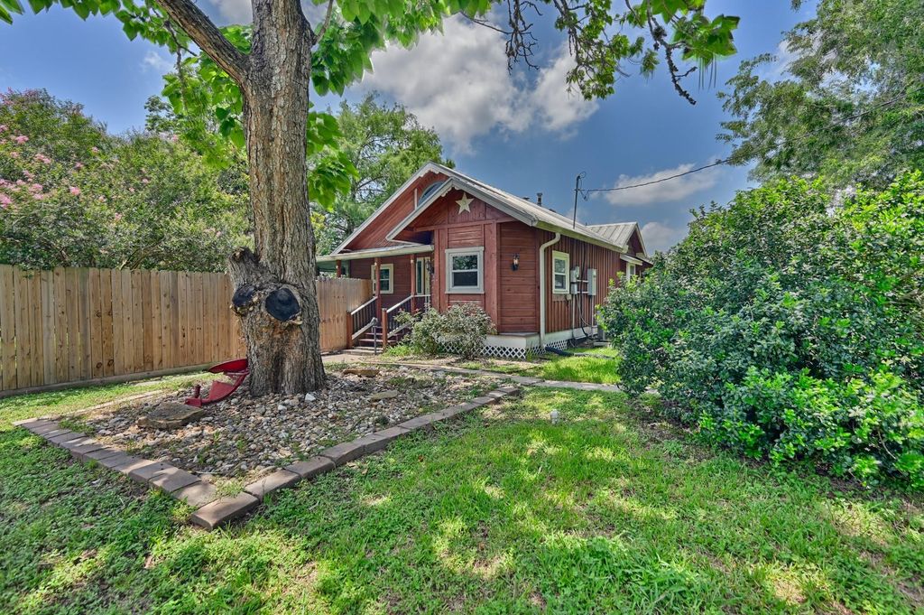 333 Walnut Street, New Ulm, TX 78950