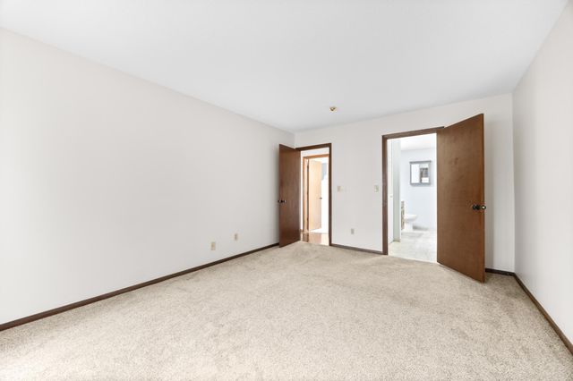 2800 Hillsboro Avenue N 214, New Hope, MN 55427