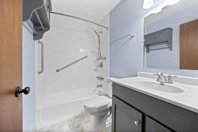 2800 Hillsboro Avenue N 214, New Hope, MN 55427