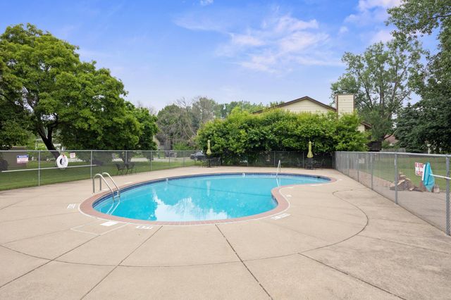 2800 Hillsboro Avenue N 214, New Hope, MN 55427
