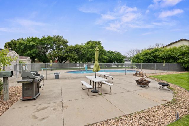 2800 Hillsboro Avenue N 214, New Hope, MN 55427