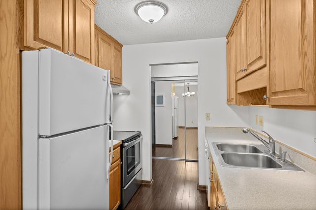 2800 Hillsboro Avenue N 214, New Hope, MN 55427