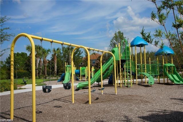 2584 Vine AVE, Naples, FL 34120