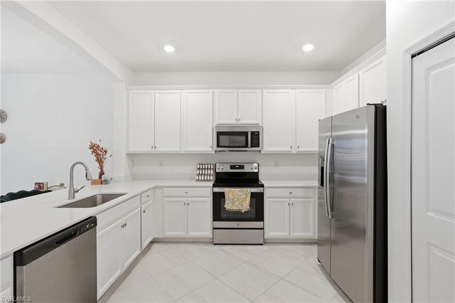 2584 Vine AVE, Naples, FL 34120