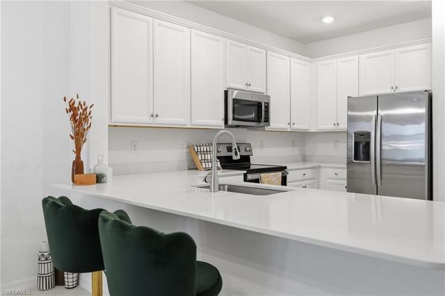 2584 Vine AVE, Naples, FL 34120